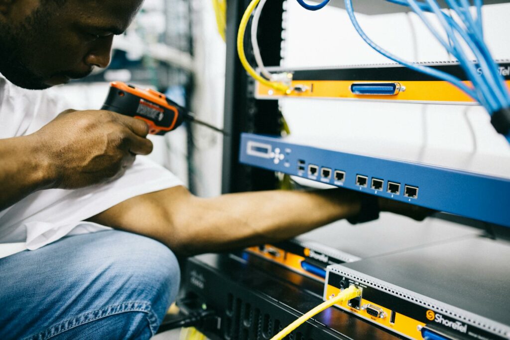 Systemy JIG IT firmy Rockler ułatwiają montaż zawiasów