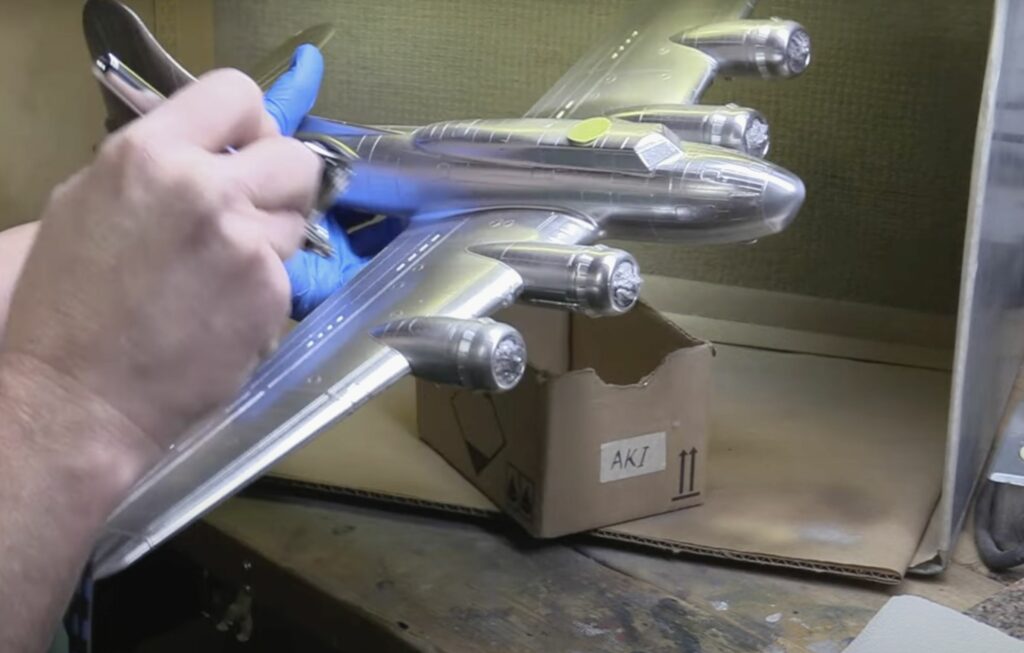 Opanowanie Realistycznych Technik Postarzania: Wykonywanie Odprysków Farby na Plastikowych Modelach